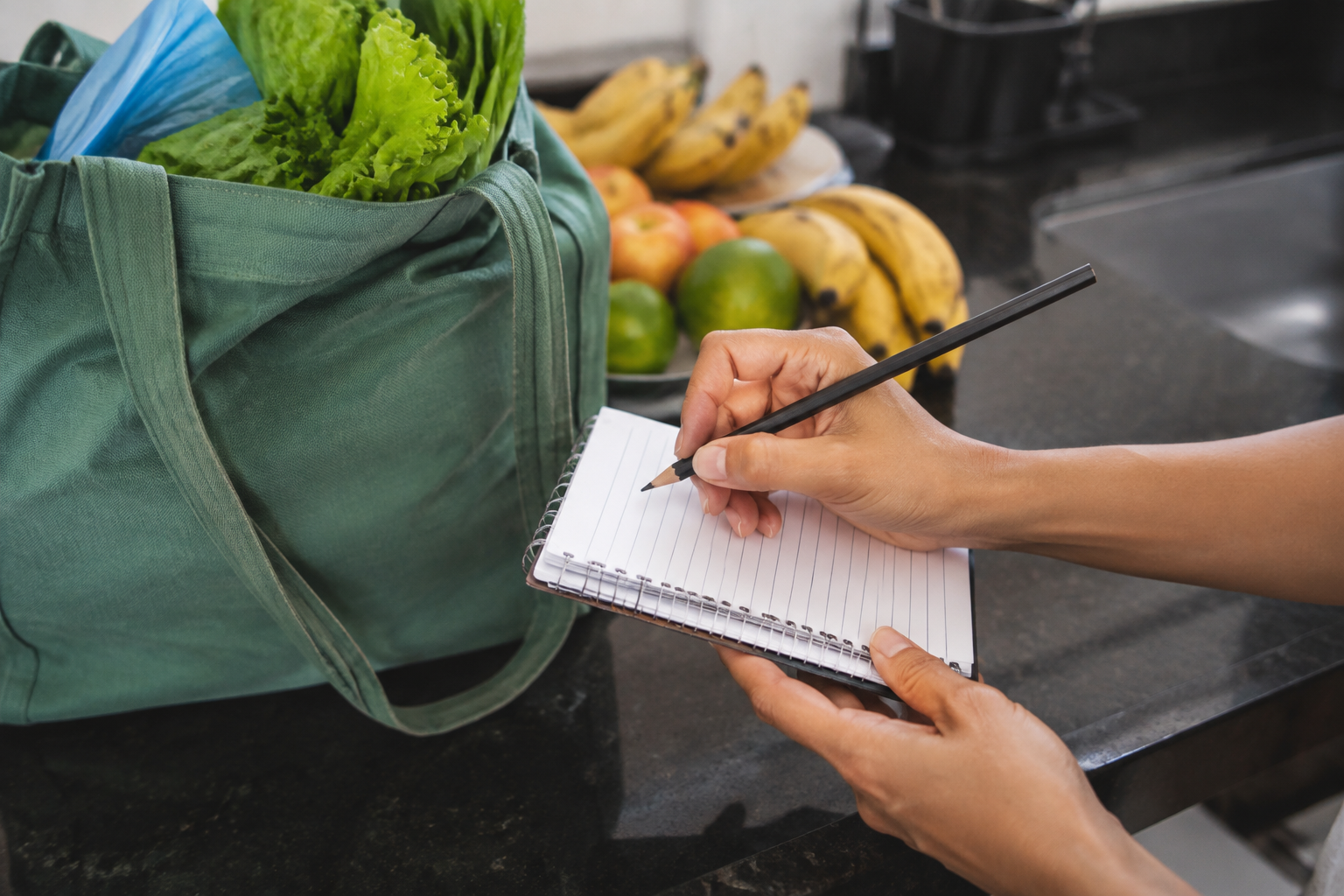 Pessoa registrando uma compra cotidiana em um caderno
