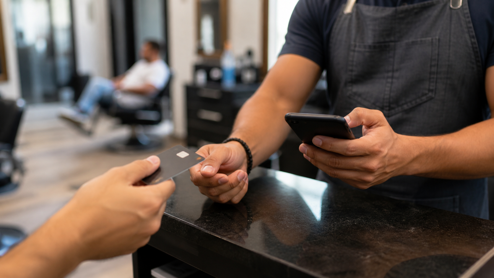 Microempreendedor registrando venda e usando o celular no atendimento
