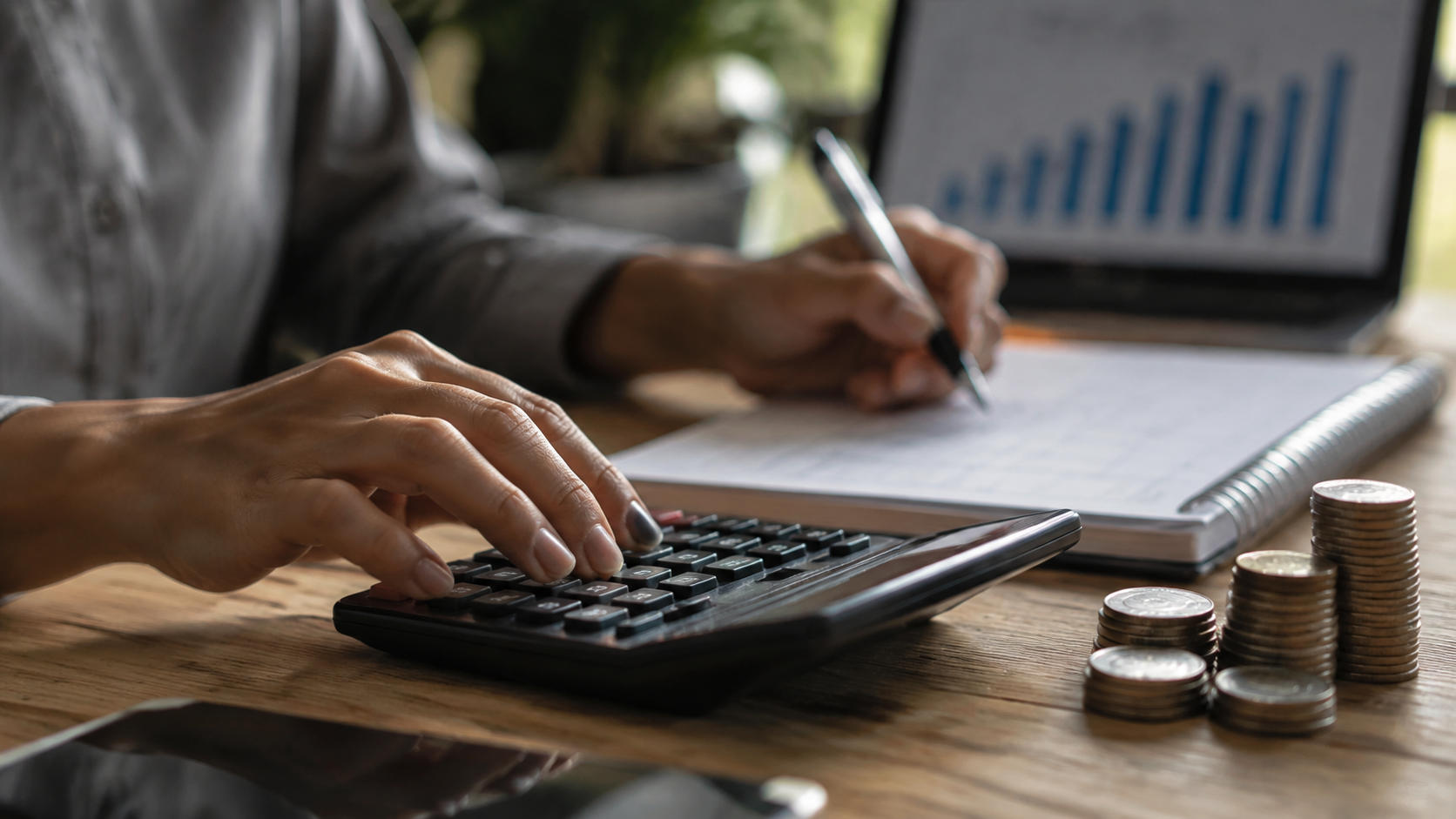 Pessoa usando calculadora para planejar investimentos