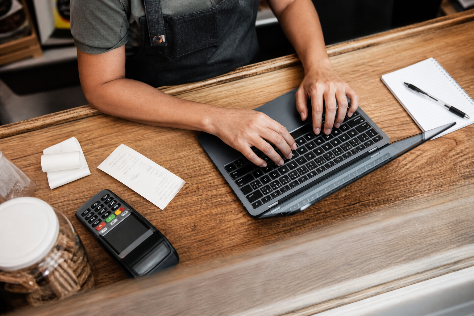 Microempreendedora registrando vendas no pequeno negócio