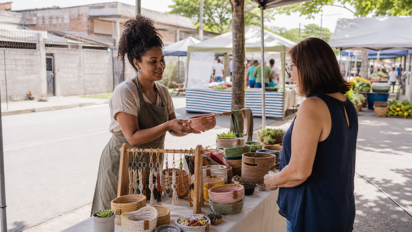 Artesã testando uma pequena oferta em feira de bairro